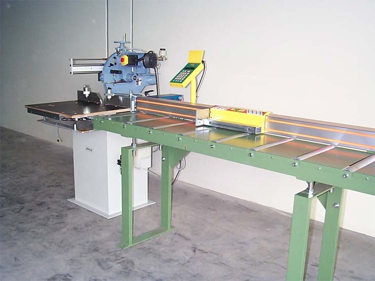 Roller conveyors and length stops